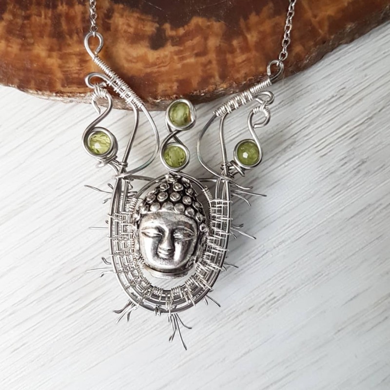 Pendentif Bouddha avec ses petites perles de Péridot facettées Ci Nature