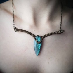 Collier elfique bronze avec superbe labradorite verte/turquoise. Bouclier contre les énergies négatives