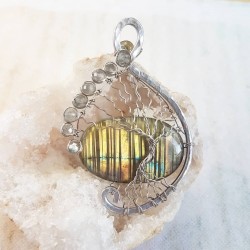 Superbe labradorite striée en pendentif argenté, avec ses perles et son arbre de vie